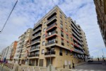 Subliem gerenoveerd en luxueus ingericht HOEKAPPARTEMENT, centrale ligging aan de achterzijde zeedijk, vlakbij de winkelstraat. Indeling: ruime hoek-woonkamer uitgevend op een aangenaam en zongericht terras, luxueus ingerichte keuken (met o.a. een wijnfrigo), inkomhall met berging, afzonderlijk toilet, badkamer met ligbad, 2 volwaardige slaapkamers uitgevend op een terras met zijdelings zeezicht, ... De buitengewoon hoogwaardige afwerking (natuurstenen vloeren, kwalitatieve raamdecoratie, hoogwaardige keukentoestellen, maatwerk in de slaapkamers, designverlichting, ...) en de stijlvolle inrichting maken dit plaatje compleet!
Mogelijkheid tot aankoop van een ruime, inpandige garage (afmetingen 5,8 m x 3,4 m; vraagprijs: € 95.000). Fietsenberging en vuilnislokaal op het glv. (18/039)